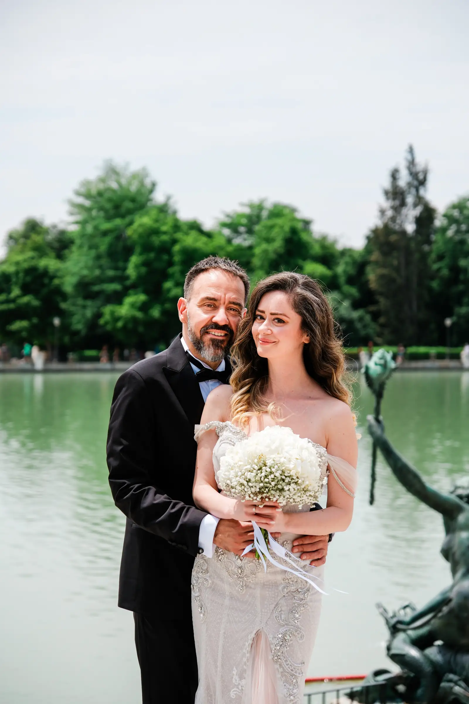 Couple photographed in front of the Retiro lake in Madrid